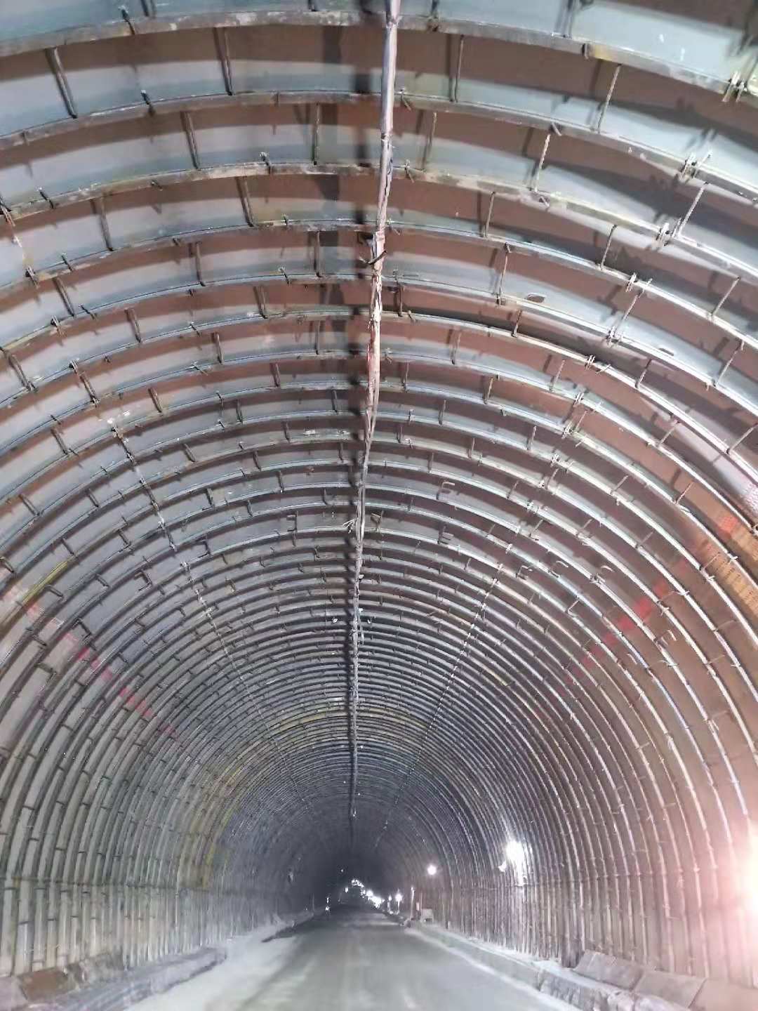 甘肃折达公路张家塬隧道二衬加固轻轨套拱施工效果图